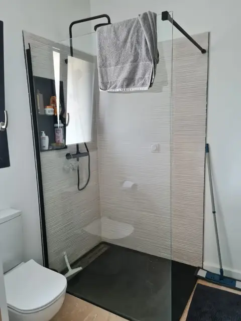 Après travaux : salle de bain rénovée avec douche à l'italienne