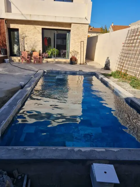 Après travaux : abords aménagés avec bassin et terrasse