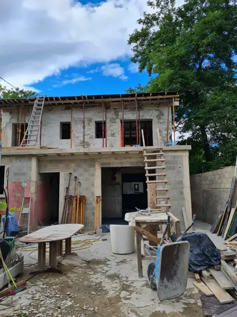 Avant travaux : maison en chantier, extérieurs non aménagés