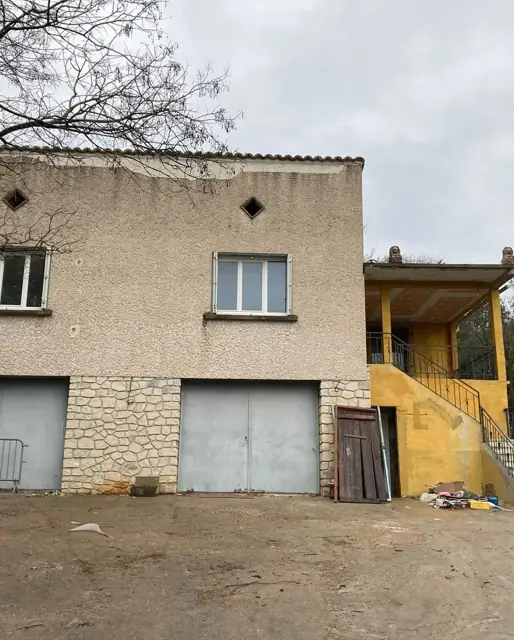 Avant travaux : façade de maison ancienne non enduite