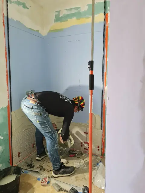 Avant travaux : salle de bain en cours de démolition