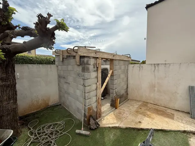 Construction d'un abri de jardin en parpaings