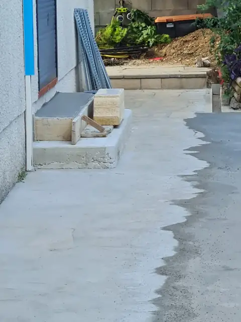 Dalle béton coulée pour une allée extérieure