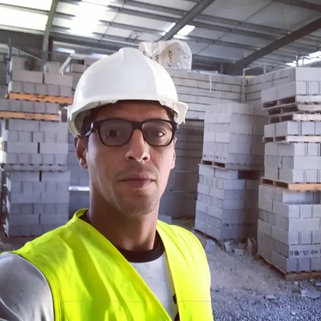 Eliel Pontes Marinho, artisan maçon fondateur de Pontes Maçonnerie, sur chantier