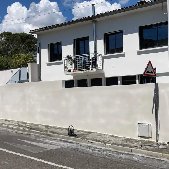 Façade de maison et mur de clôture enduits après travaux