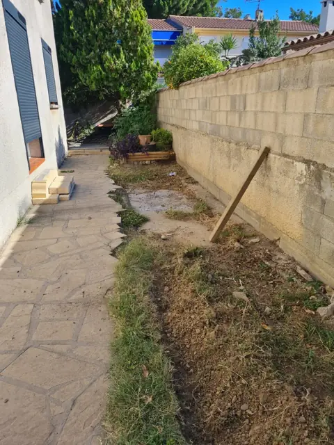 Fondations et mur en parpaings en limite de propriété
