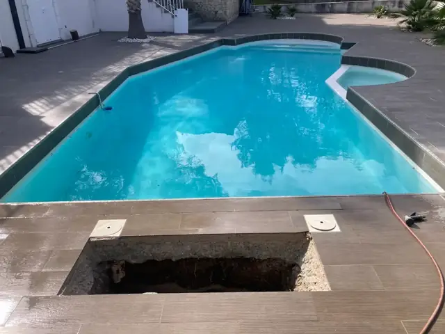 Chantier de plage de piscine en cours de réalisation