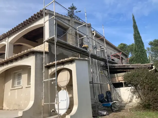 Ravalement de façade sur échafaudage, maison du Gard
