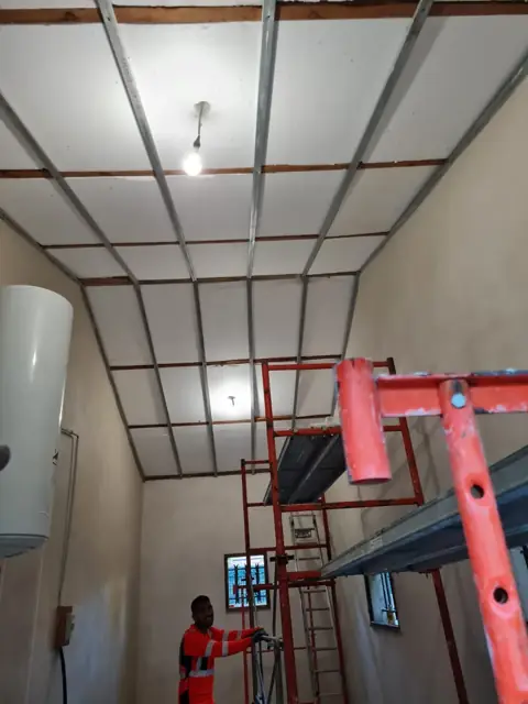 Rénovation intérieure : structure de plafond en cours