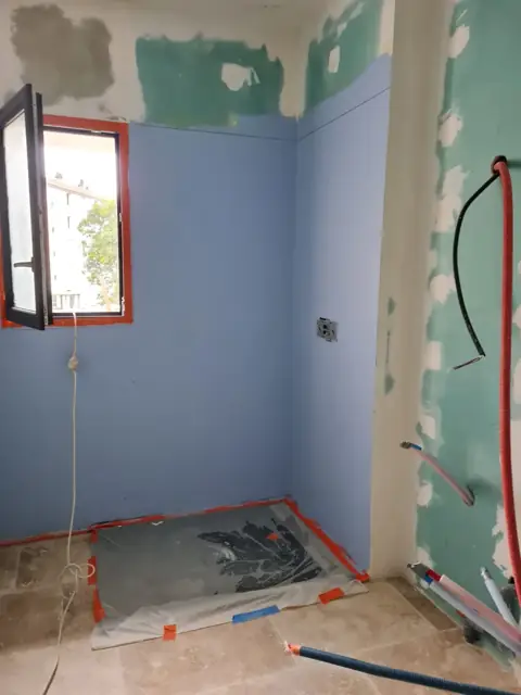 Salle de bain mise à nu avant rénovation