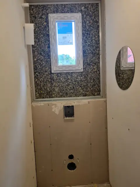 Salle de bain en rénovation avec habillage mural