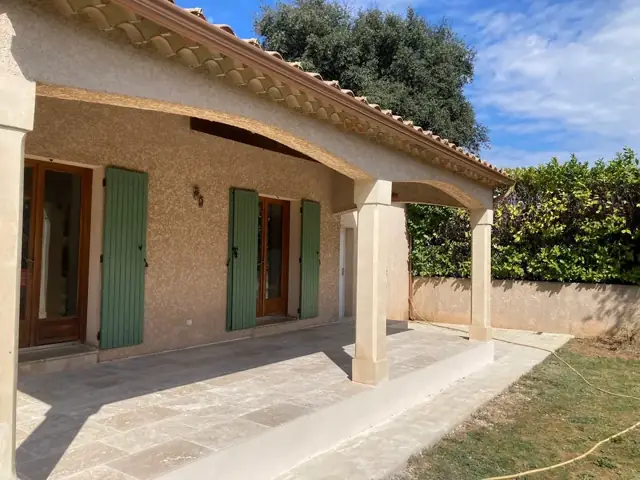 Terrasse couverte avec dallage et piliers maçonnés
